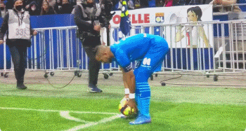 “黄袍”加身，里约热内卢基督像穿上黄潜球衣