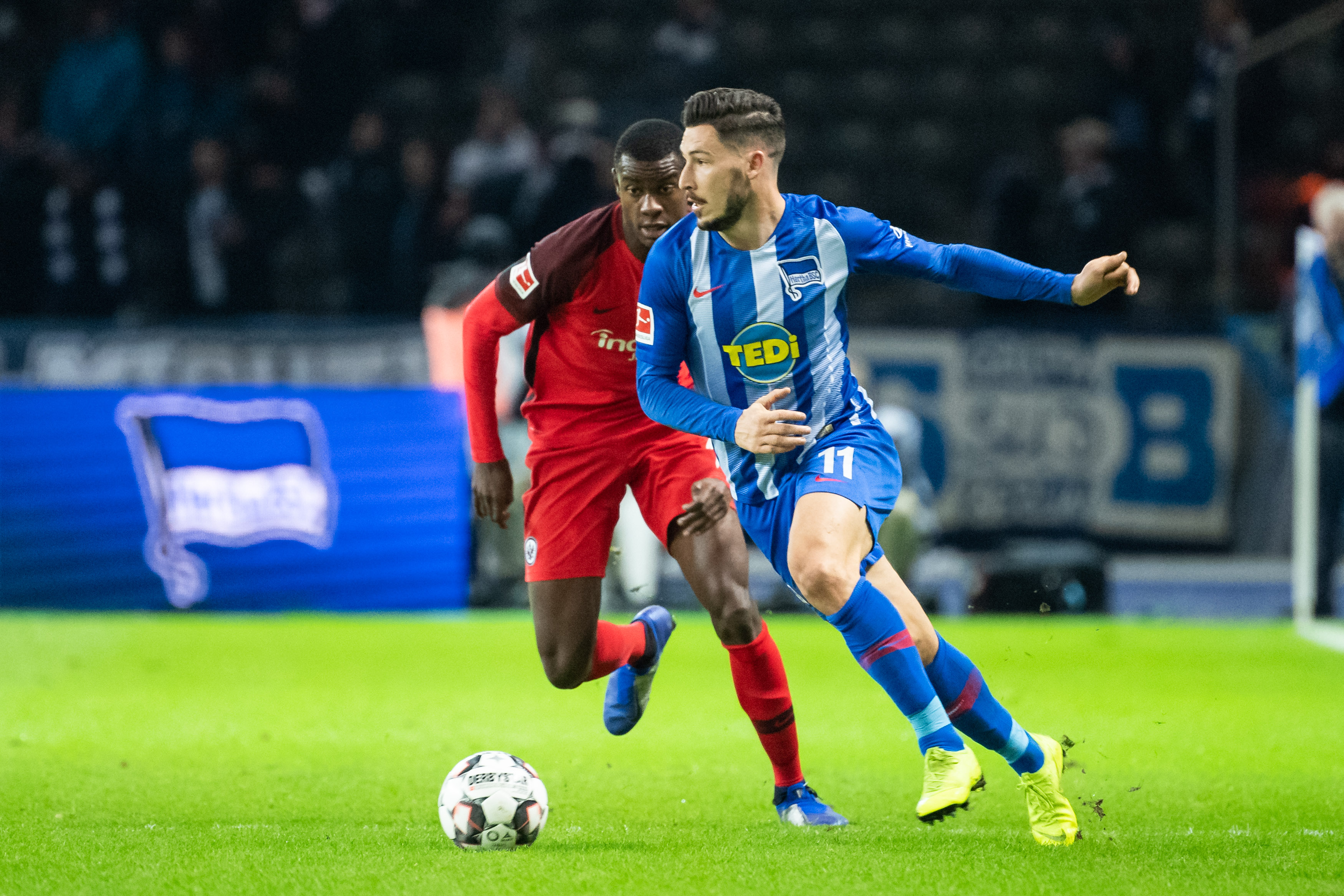 围绕着莱万与凯恩的转会传闻大家觉得拜仁会同意吗？（莱万、凯恩转会风声四起，拜仁会放行吗？）