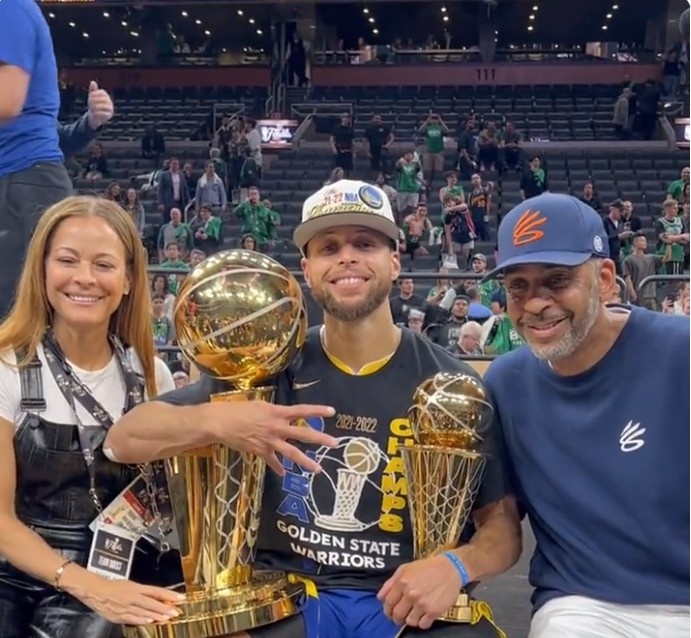 记者：埃斯特旺已抵达伦敦，将于周一加入切尔西的训练（埃斯特旺飞抵伦敦，将于周一参加切尔西训练）