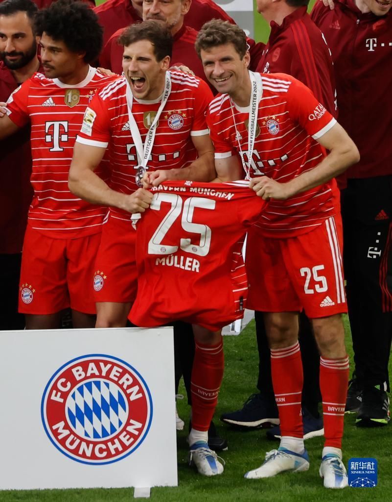 姆伯莫不想让曼联和喀麦隆起冲突，决定让二者商讨回国时间