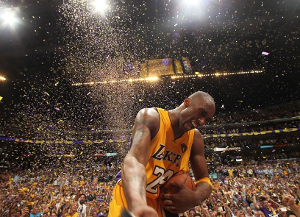 瑞典超保级附加赛被迫四次中断，球迷燃放烟火致人造草皮起火（球迷燃放烟花引发人造草皮起火，瑞典超保级附加赛四度被迫中断）