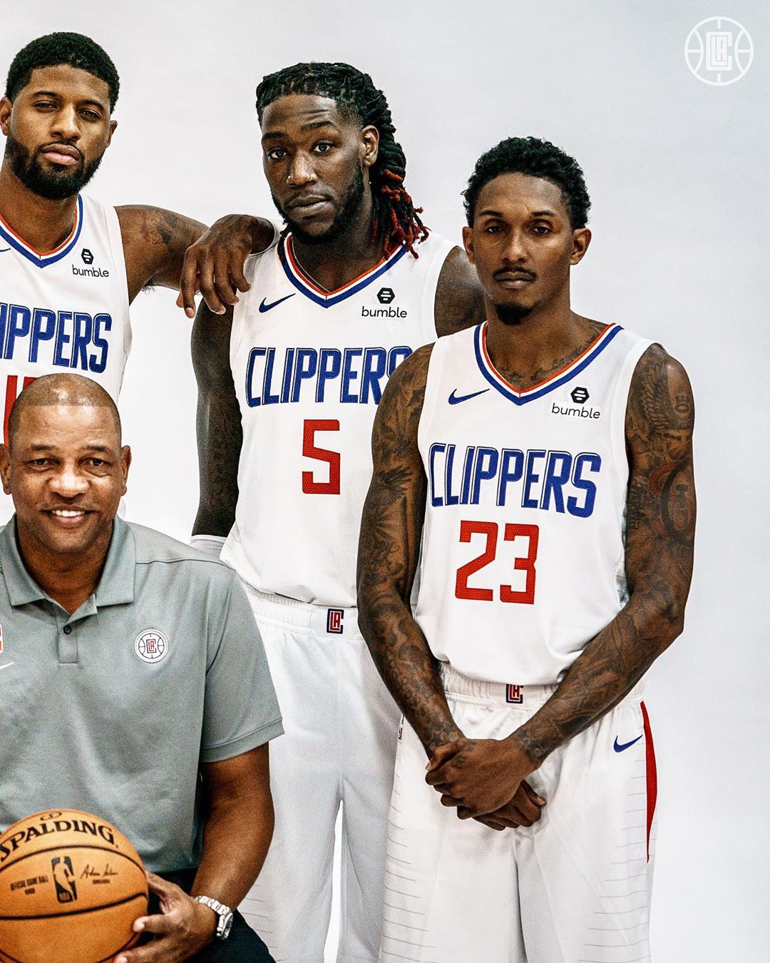 申京隔扣颜射亚当斯，后者按头锁喉遭申京“挑衅”：就扣你这混球（申京隔扣颜射亚当斯引爆冲突：被按头锁喉后回击挑衅“就扣你这混球”）